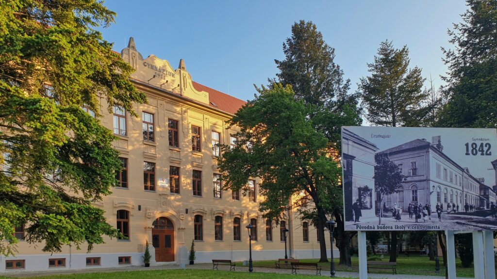 Gymnázium Nové Zámky.