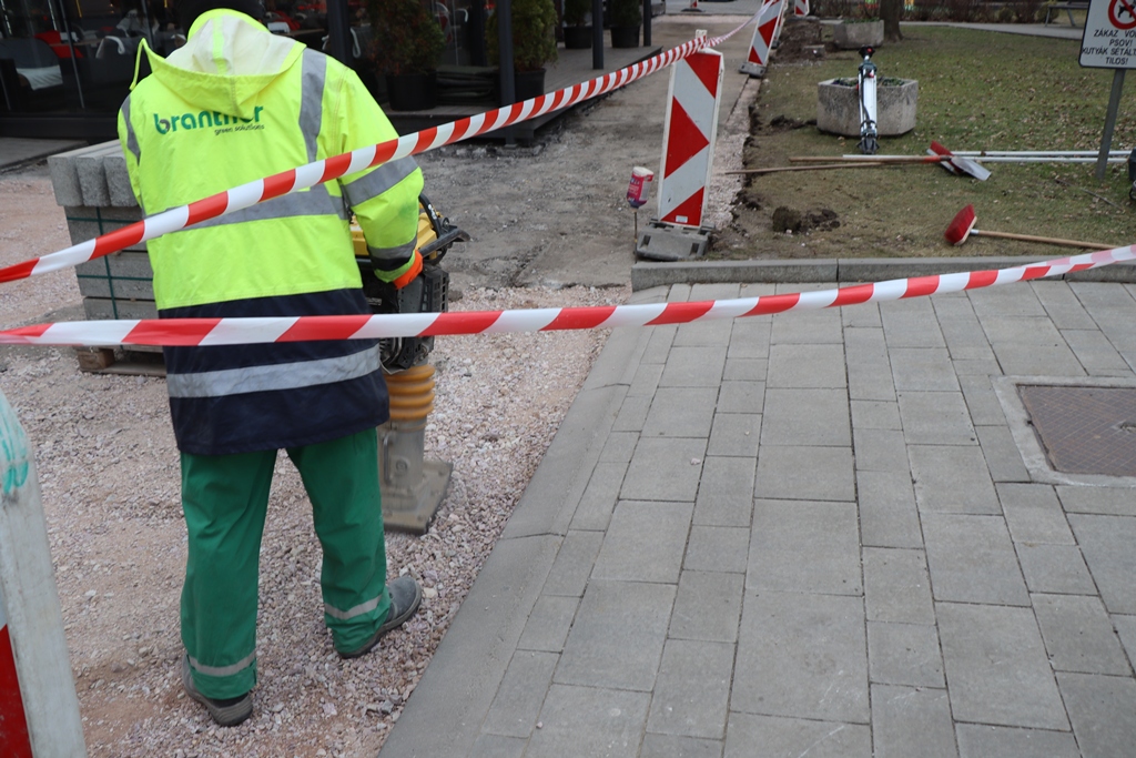 Rekonštrukcia chodníkov pri Hlavnom námestí. FOTO: www.novezamky.sk