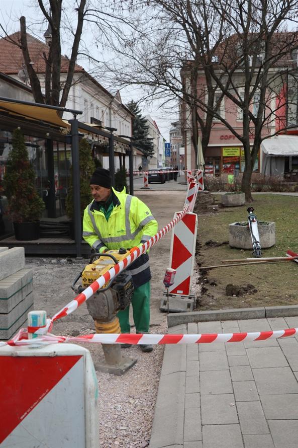 Rekonštrukcia chodníkov pri Hlavnom námestí. FOTO: www.novezamky.sk