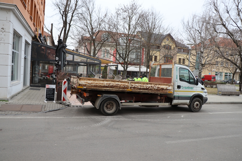 Rekonštrukcia chodníkov pri Hlavnom námestí. FOTO: www.novezamky.sk