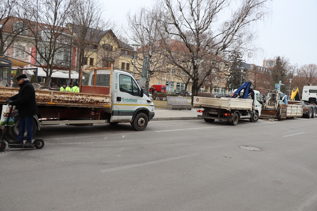 Rekonštrukcia chodníkov pri Hlavnom námestí. FOTO: www.novezamky.sk