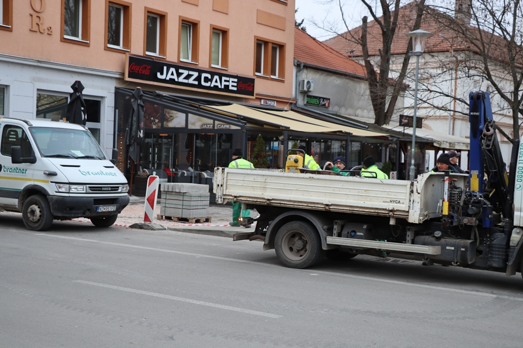 Rekonštrukcia chodníkov pri Hlavnom námestí. FOTO: www.novezamky.sk