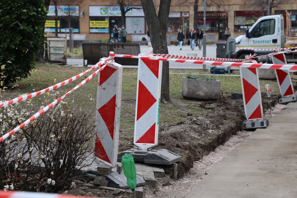 Rekonštrukcia chodníkov pri Hlavnom námestí. FOTO: www.novezamky.sk