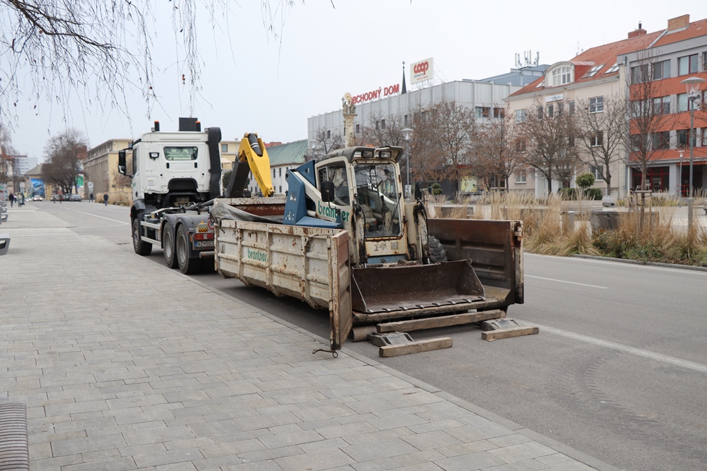 Rekonštrukcia chodníkov pri Hlavnom námestí. FOTO: www.novezamky.sk