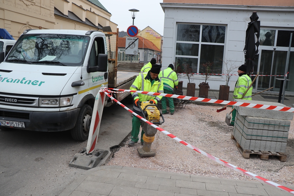 Rekonštrukcia chodníkov pri Hlavnom námestí. FOTO: www.novezamky.sk