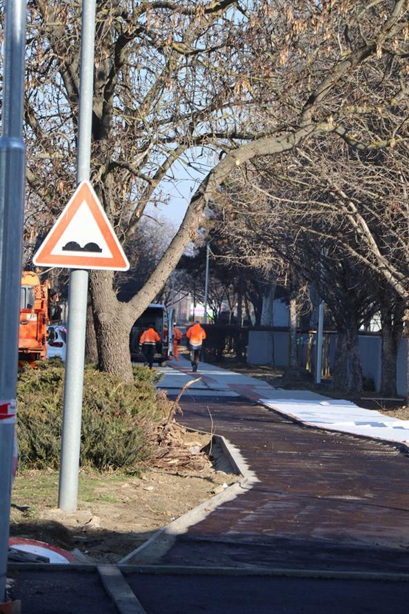 Cyklotrasa na Ulici SNP. FOTO: www.novezamky.sk